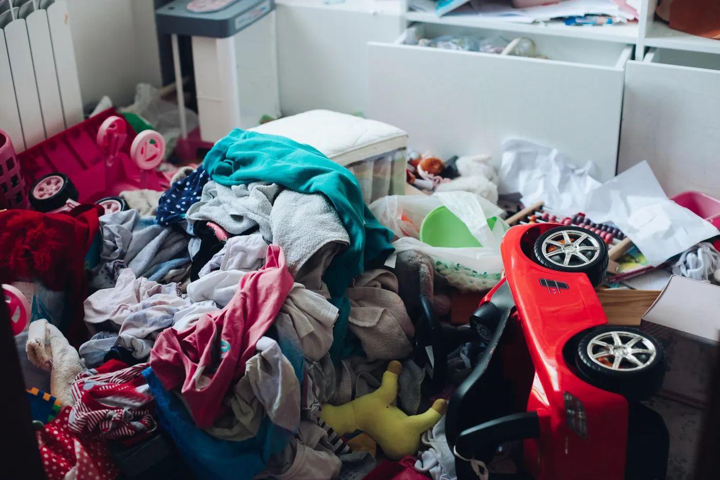 The Psychological Benefits of Clearing Fall Clutter: A Mindful Approach